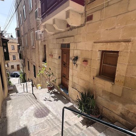 Three Apartment Биргу Экстерьер фото